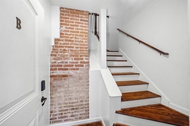 Building Photo - 2212 Rosewood St