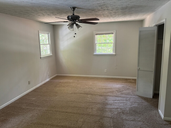 Building Photo - Room in House on Willowbrook Dr