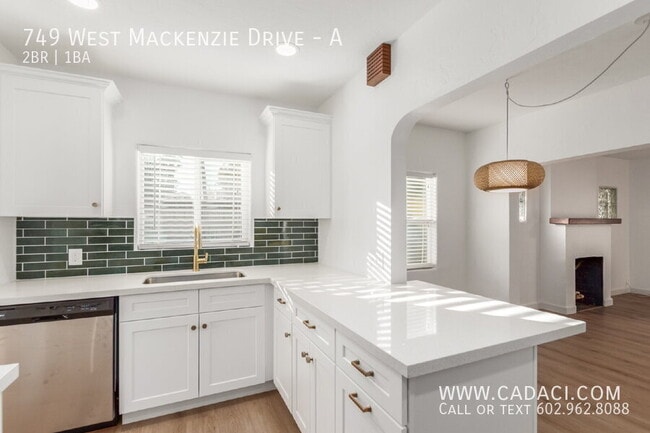 Building Photo - 749 W MacKenzie Dr