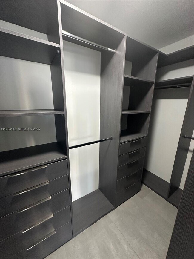 Building Photo - 600 Parkview Dr