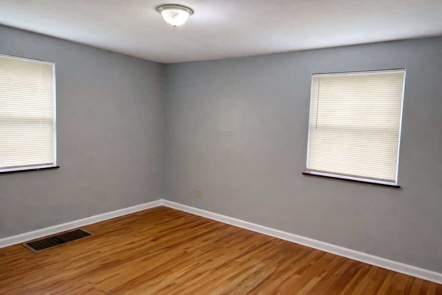 Building Photo - 5517 Surrey Ave