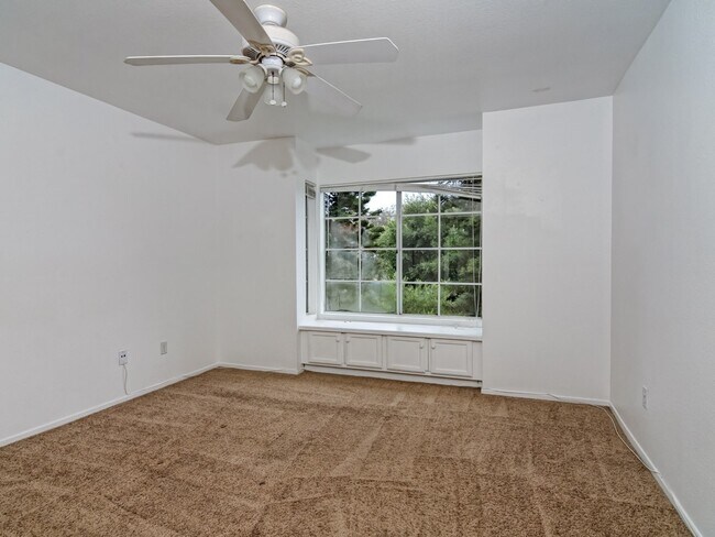 Building Photo - Sunny Top Floor Condo With Private Balcony...