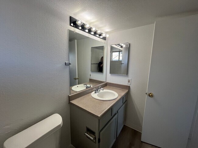 Building Photo - $500 off Move in special. 2 bed 2 bath Condo W/D in Unit
