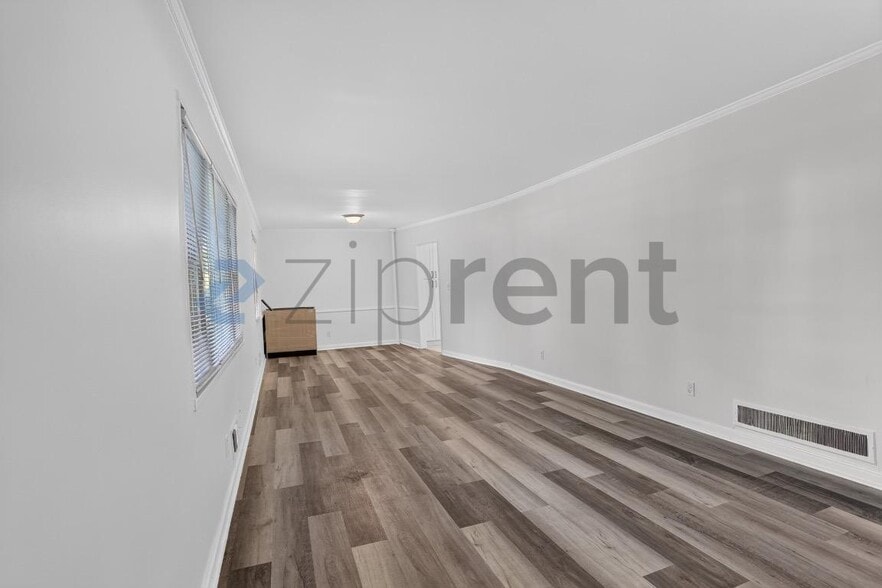 Building Photo - Unit