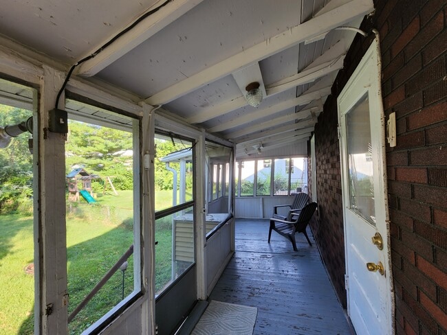 screened in porch - 6474 Dale Ave