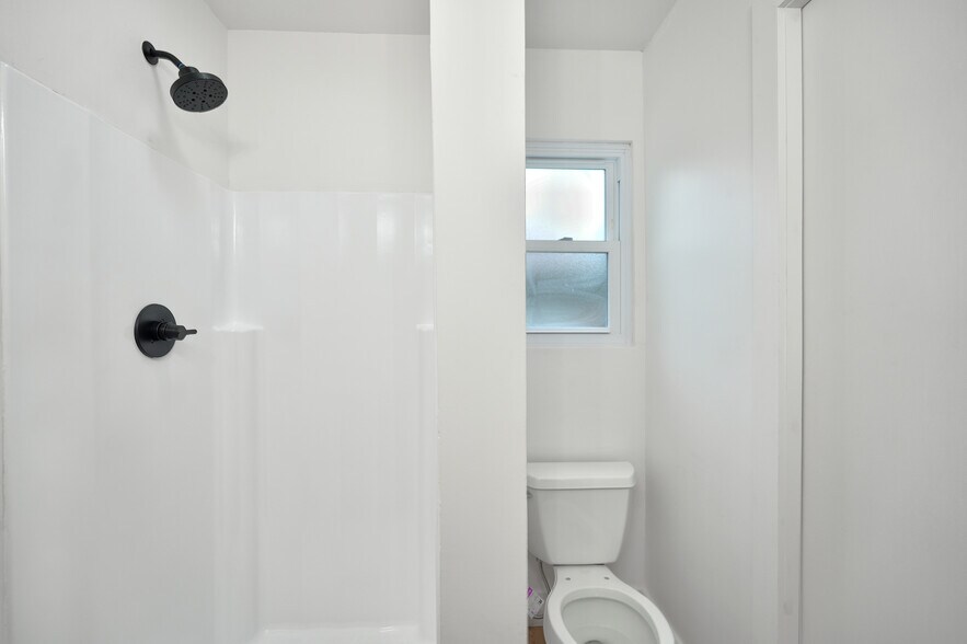 Shower - 4323 Marlborough Dr