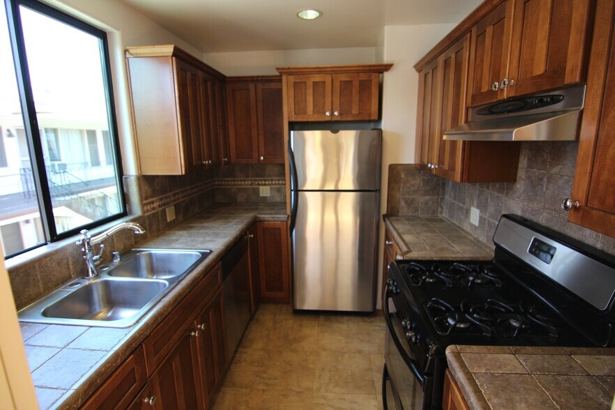 Building Photo - 600 N Sweetzer Ave