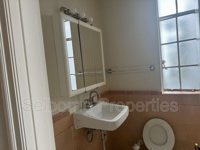 Building Photo - 2501 Ivy Dr