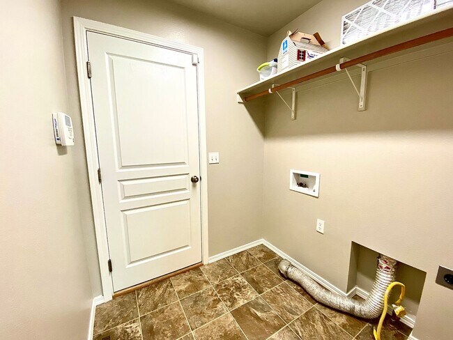 Building Photo - 4 Bedroom + Bonus with 2 baths available 8/22