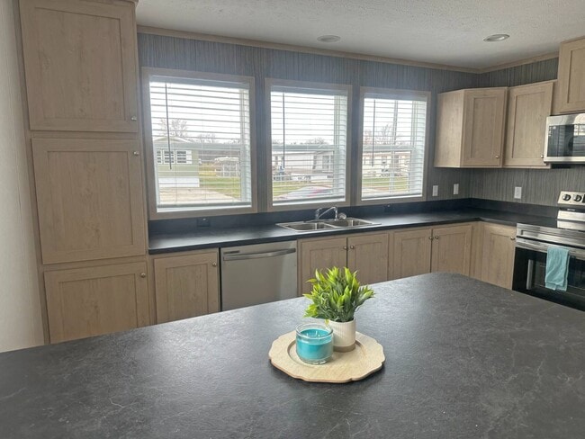 Building Photo - 14876 Washington Rd