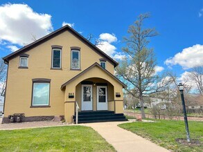 Building Photo - Newly Remodeled Modern 1-Bedroom Main Floo...