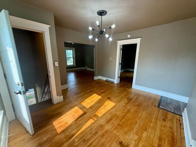 Building Photo - 709 Henrietta St