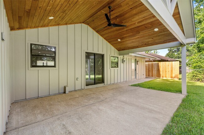 Building Photo - 9606 Pine Lake Dr