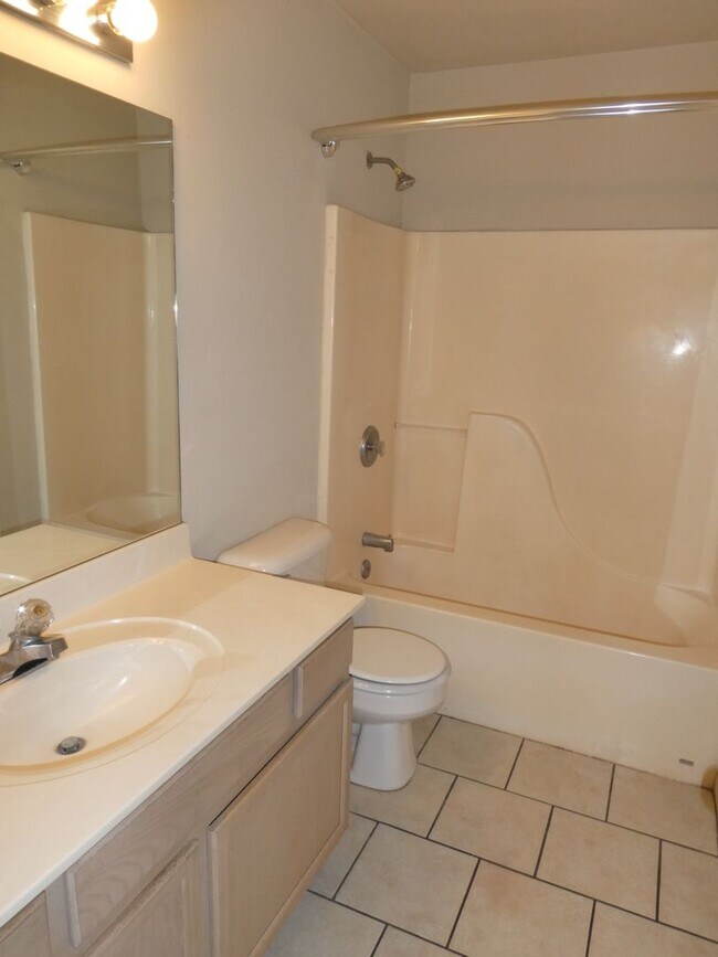 Building Photo - 1605 High Quest Cir