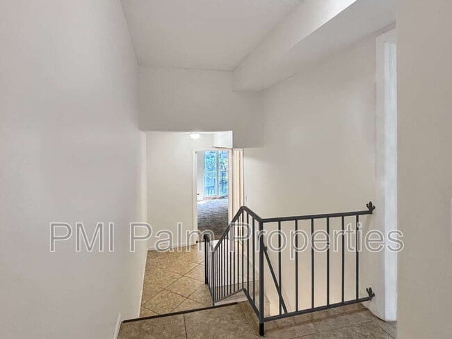 Building Photo - 390 Golfview Rd