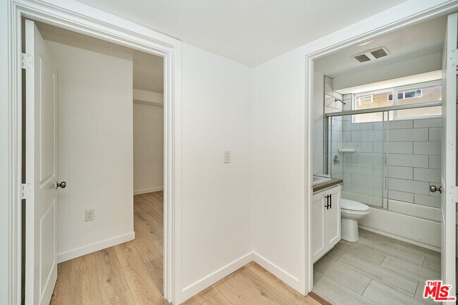 Building Photo - 965 S Lorena St
