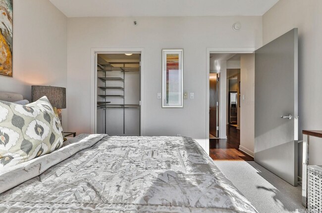 Building Photo - 260 King St