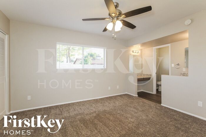 Building Photo - 1327 W Kerry Ln