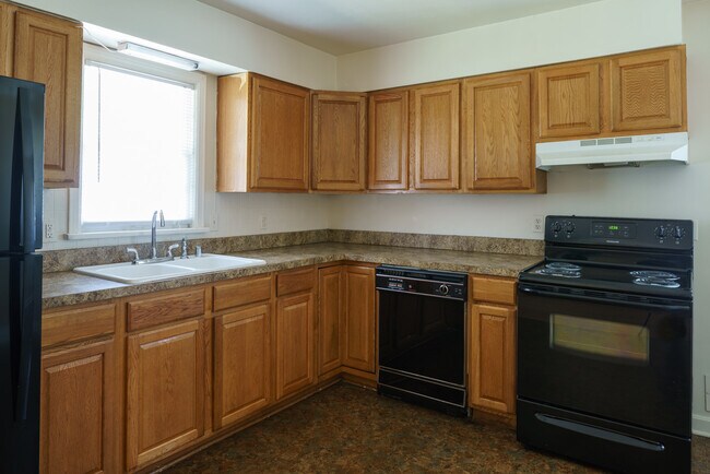 Building Photo - Super 3-brm stone ranch with brand new win...