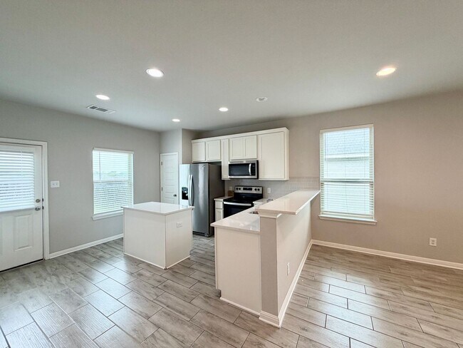 Building Photo - 3 bedroom, 2 bath home for lease
