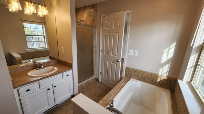 Building Photo - 1574 Kessler Ave