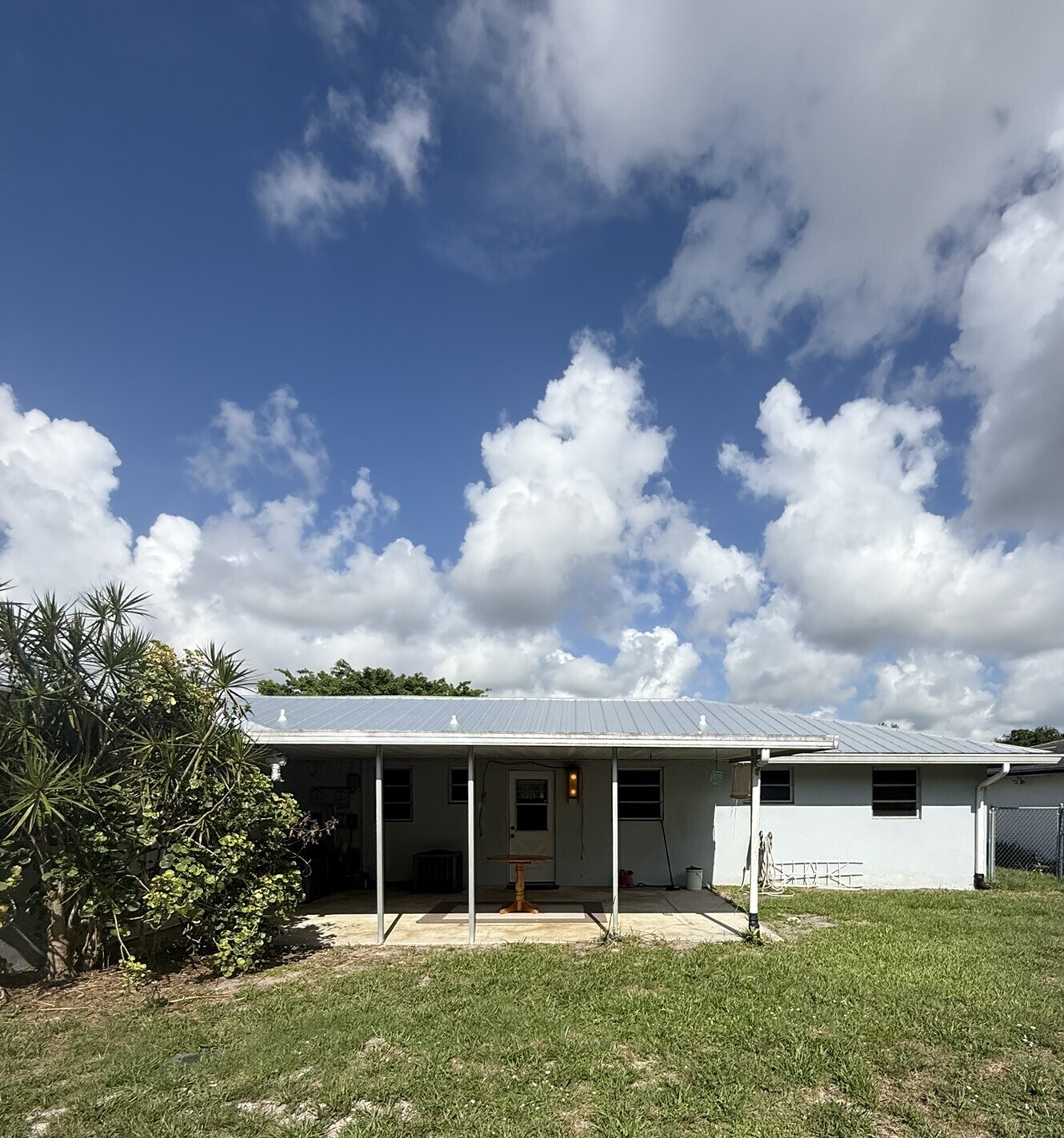 Building Photo - 2427 NW Holiday Ct
