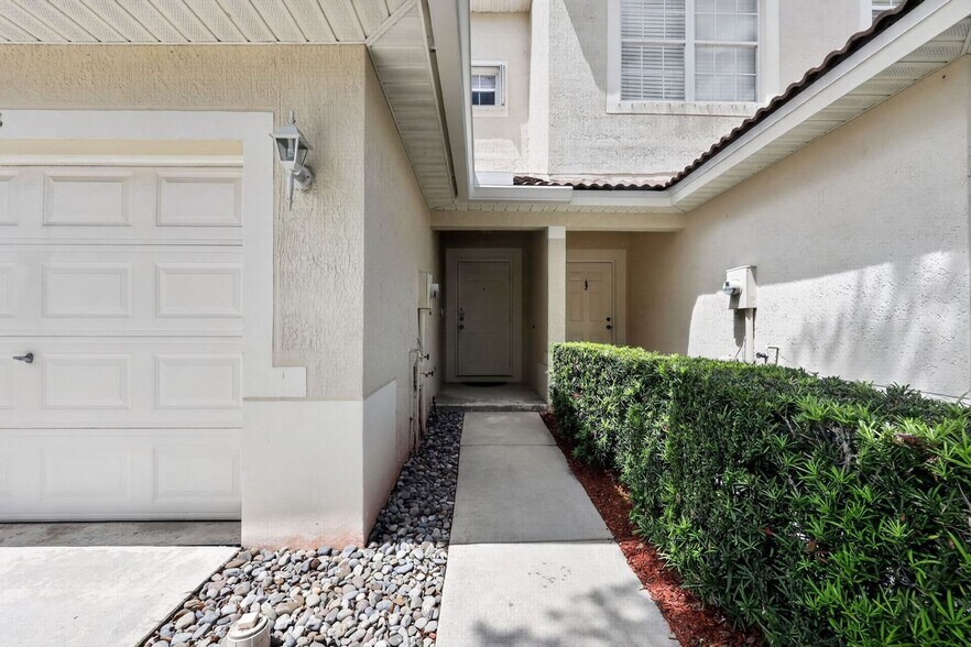 Building Photo - 8023 Bellagio Ln