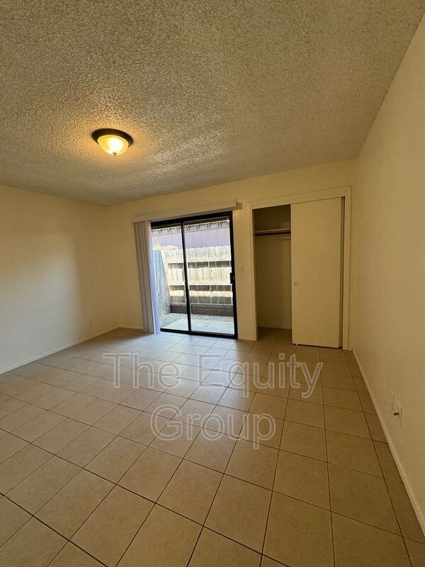 Building Photo - 1042 N Jefferson St