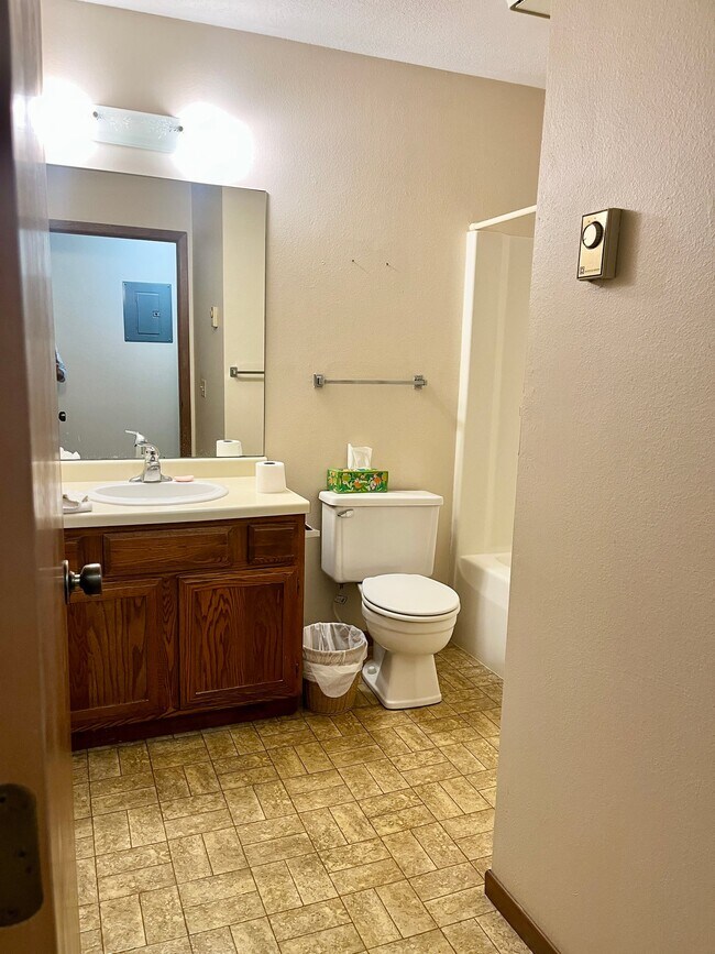 Building Photo - 1613 Redwood Dr