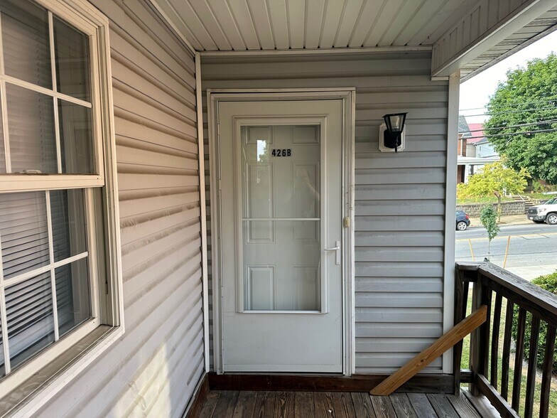 Entry V1 - 426 W Main St