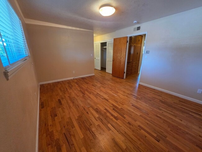 Building Photo - Single story home close to freeway access!