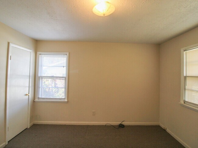 Building Photo - Nice brick home located on corner lot in Athens City!