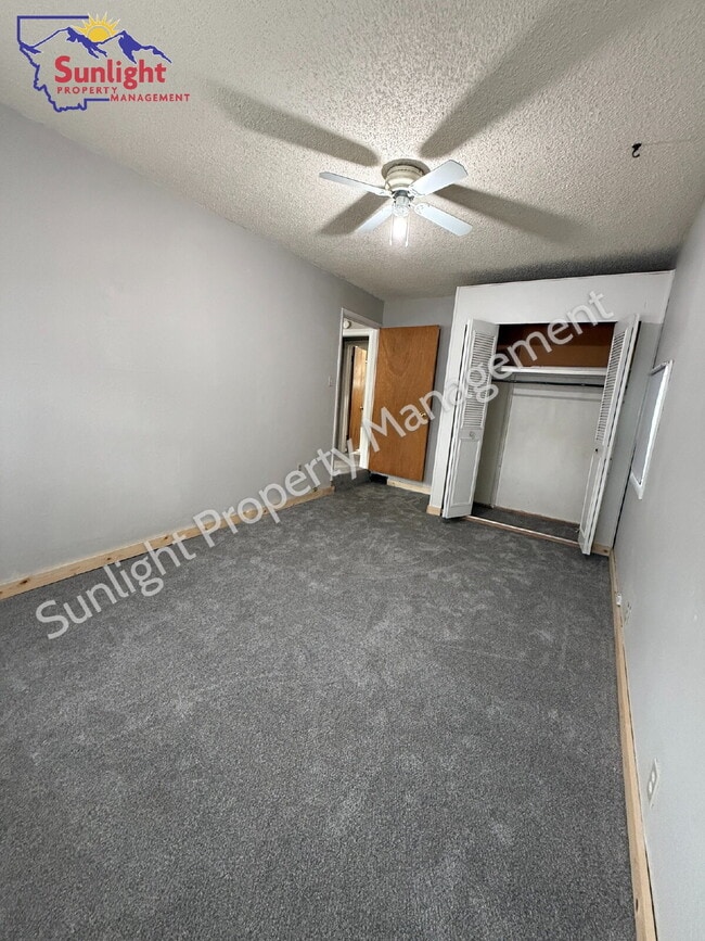 Building Photo - One level 2 Bed 1 Bath Single Family with Many Updates