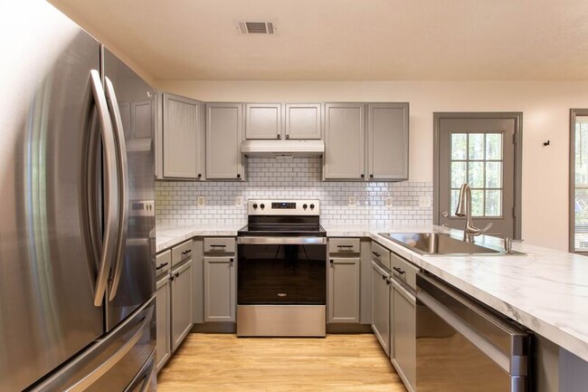 Building Photo - 605 Baron Dr