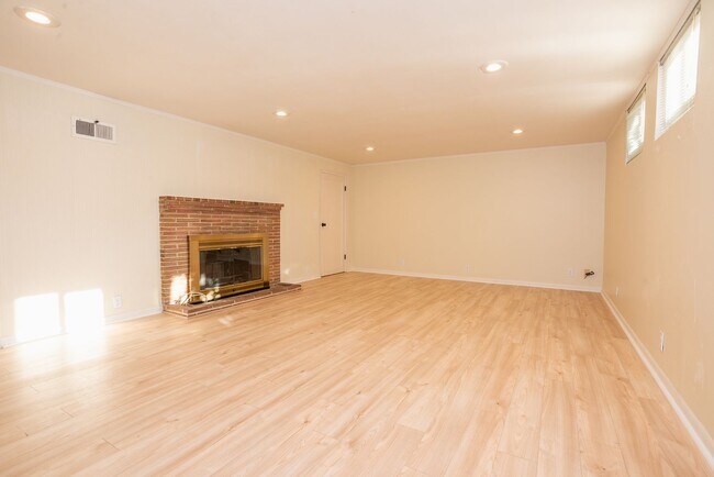 Building Photo - Beautiful Magnolia Brick close to village ...