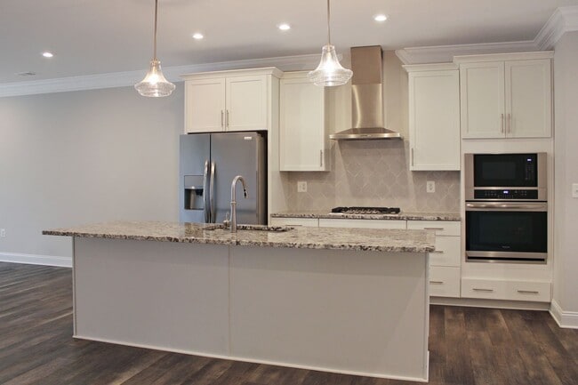 Building Photo - 3-bedroom villa with 1st floor primary