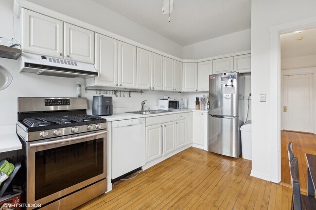 Building Photo - 2957 N Halsted St