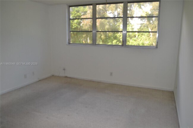 Building Photo - 300 S Hollybrook Dr