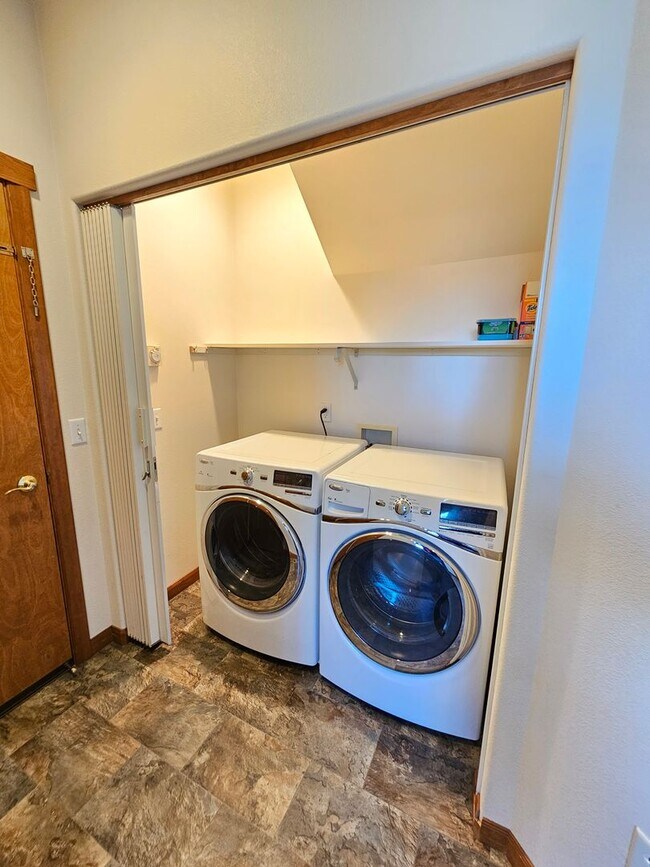 Building Photo - Lakefront Condo in Gated Community