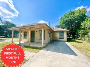 Building Photo - *MOVE IN SPECIAL* Great Location! 3 Bedroom Home Near Shopping & Dining!