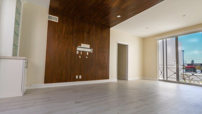 Building Photo - 1220 N Coast Hwy