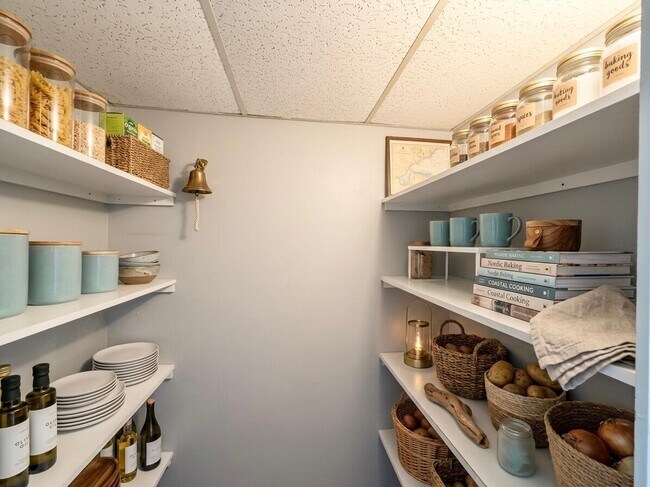 Building Photo - 100 Village Green Cir E