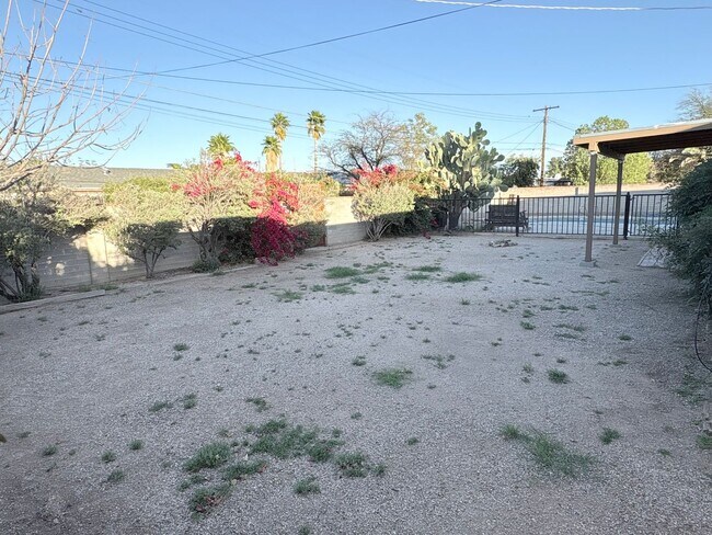 Building Photo - 3 Bed/2 Bath home with backyard and swimming pool!