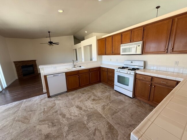 Building Photo - Beautiful Home In Apple Valley Vineyards-4...