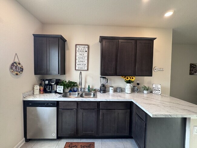 Building Photo - Spacious Townhome in Oakleaf Plantation