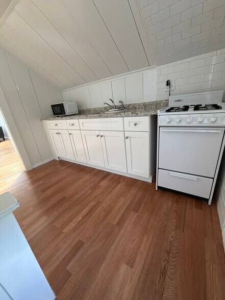 Building Photo - 50 Lyng St