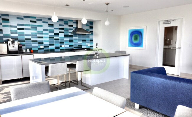 Building Photo - 816 W Sheridan Rd