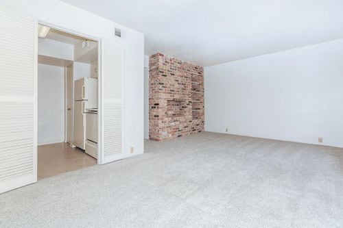 Building Photo - 1617 Fountain View Dr