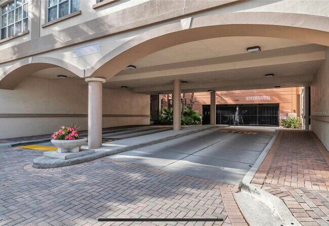 Building Photo - 402 S Armenia Ave