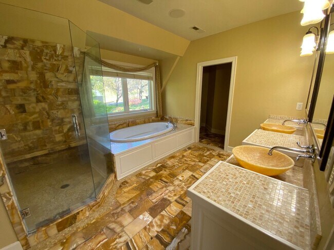 Building Photo - 5bd/5ba +HUGE BARN & SHOP - Absolutely LUX...